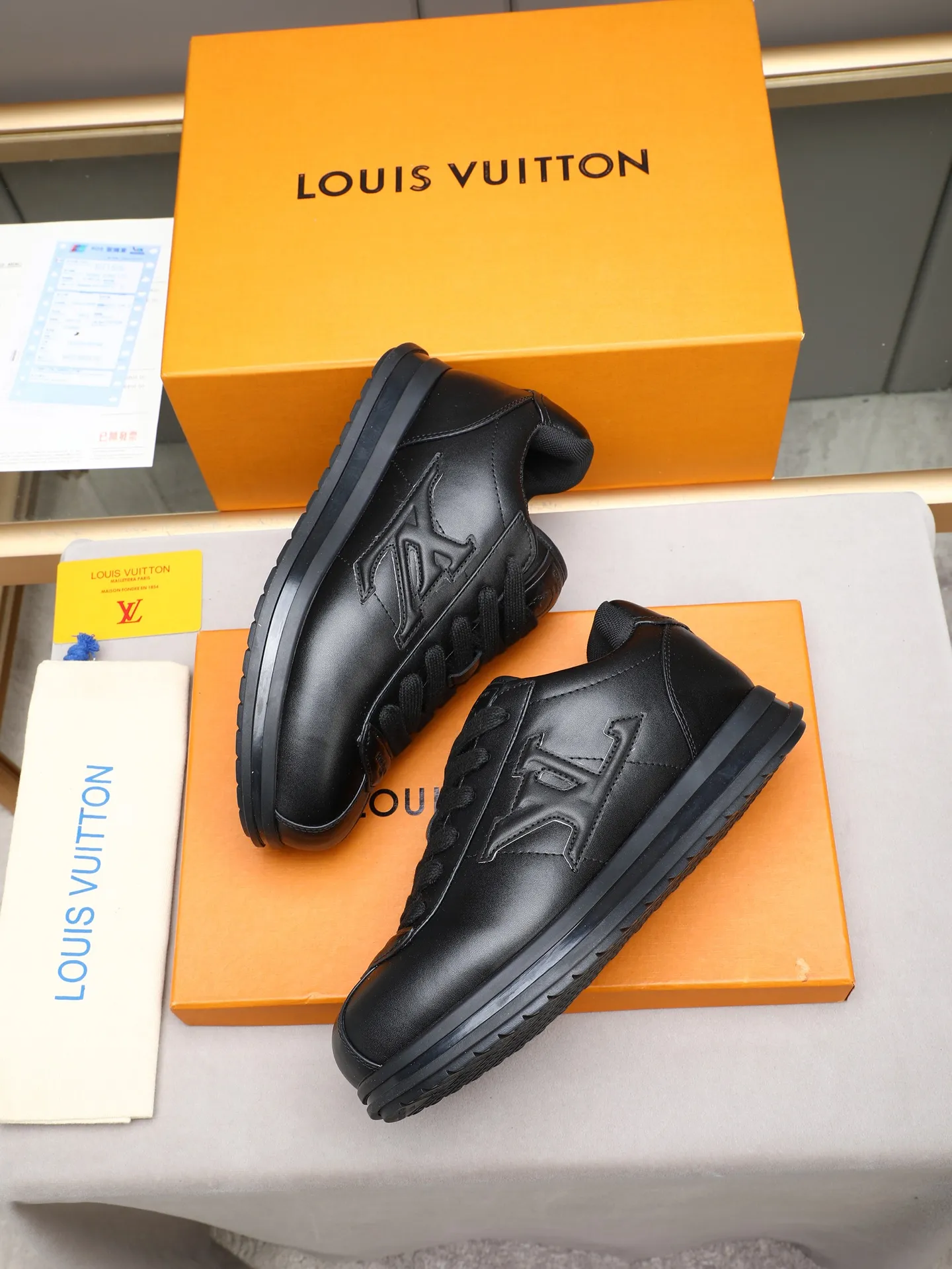 PP560 LV Louis Vuitton L Jialu Brand Runner Tatic Series Thick-soled Casual Sports Shoes Running Shoes Original purchase, development and production This LV Runner Tatic sports shoe combines technical materials such as mesh fabric and ribbons to interpret the inspiration of traditional mountaineering shoes. LV letters are written on one side, the lariat buckle of the quick lacing system is embellished with Monogram flowers and Louis Vuitton logos, and the light and wear-resistant rubber outsole completes the whole. ▪️Fabric: Original imported cowhide + mesh ▪️Inner lining: Original customized breathable mesh ▪️Sole: Original open-molded anti-slip rubber combination material ▪️Size: Men's 38-44 (customized for 45 and 46)